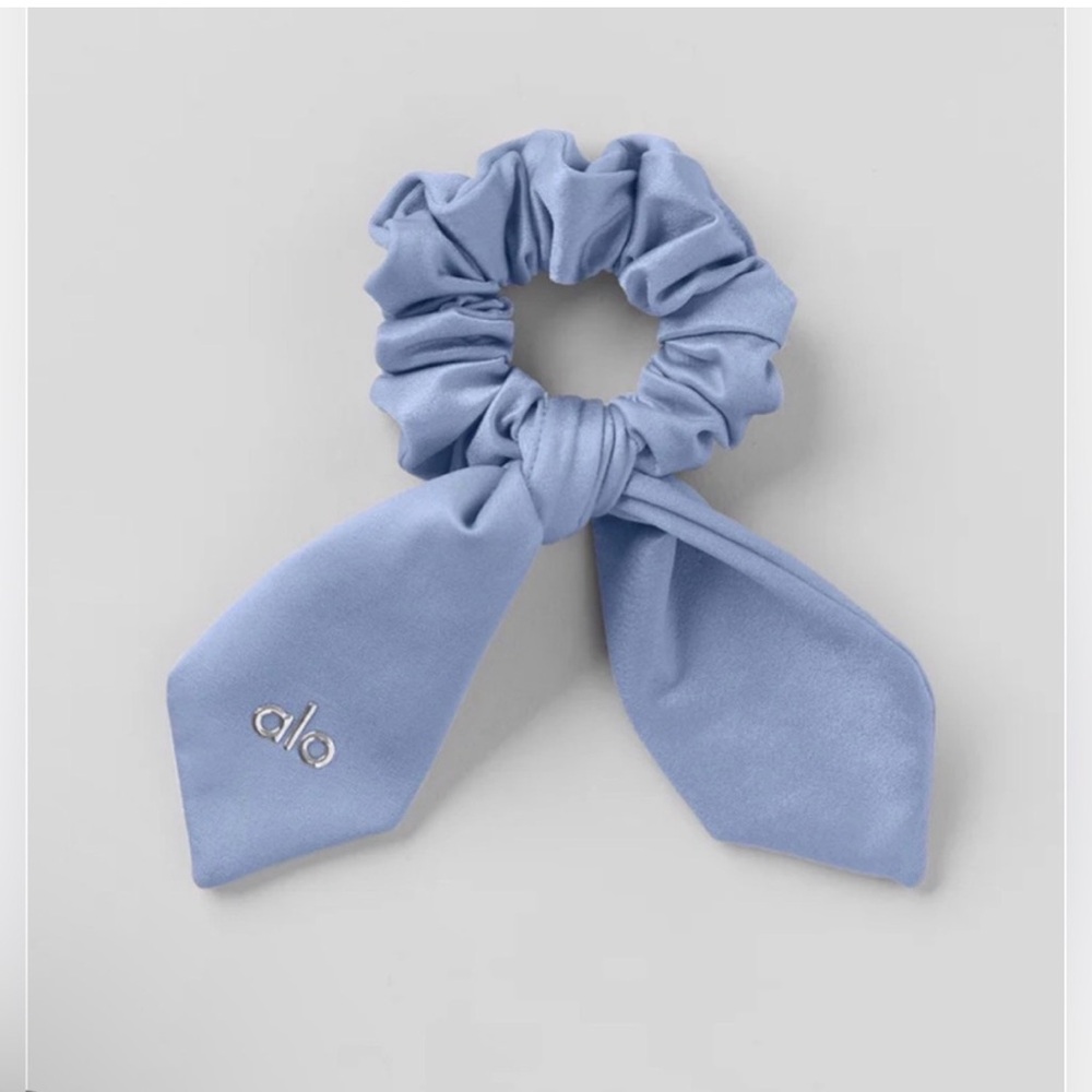 Alo Yoga Scrunchie in Winter Frost Limited Edition